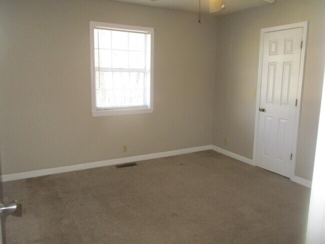 Building Photo - 208 Angel Ct