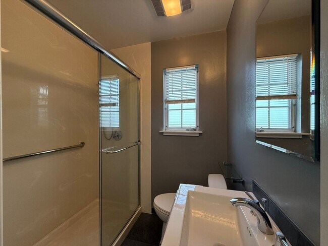 Building Photo - Nice and bright detached single-family res...