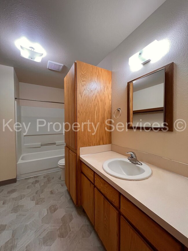 Building Photo - Vancouver Two Bedroom Townhome with Backyard