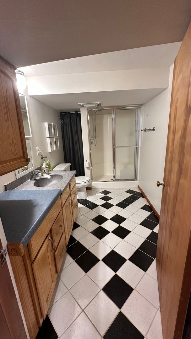 Building Photo - Rare Find! Spacious 1 Bed Apartment – Priv...