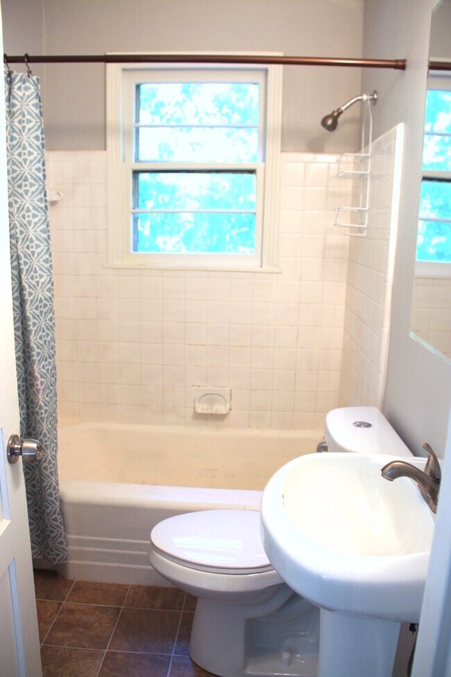 Building Photo - Donelson - Updated 2 bedroom 1 bath - tons of parking & storage!