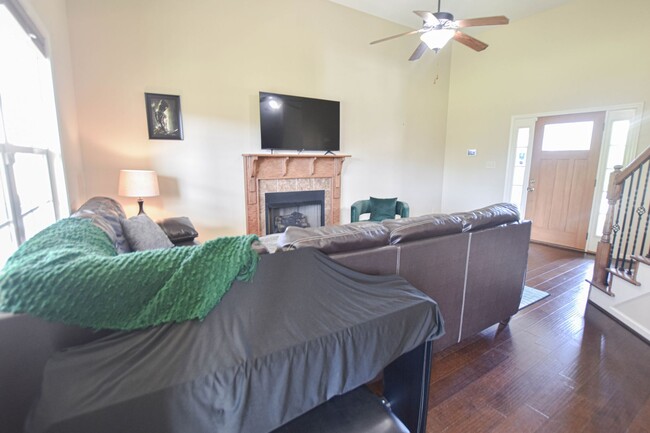 Building Photo - Pet Friendly Three Bedroom!