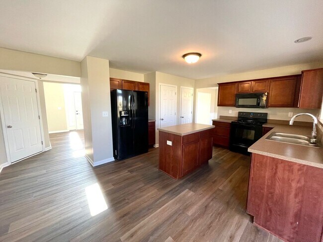 Building Photo - Renovated Polo Fields Home!