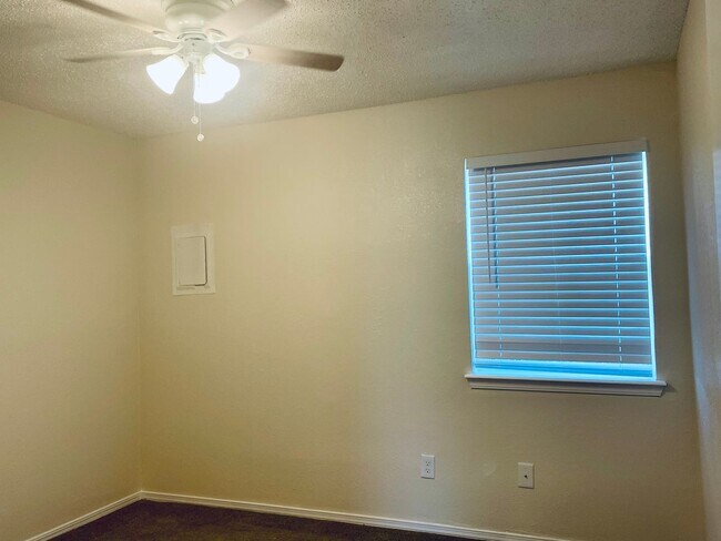 Building Photo - 1407 Glen Oaks Ct