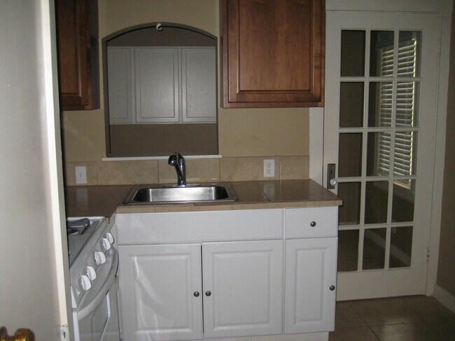 Building Photo - 700 E 45th St