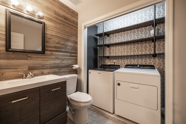 Building Photo - 5516 Oakside Dr