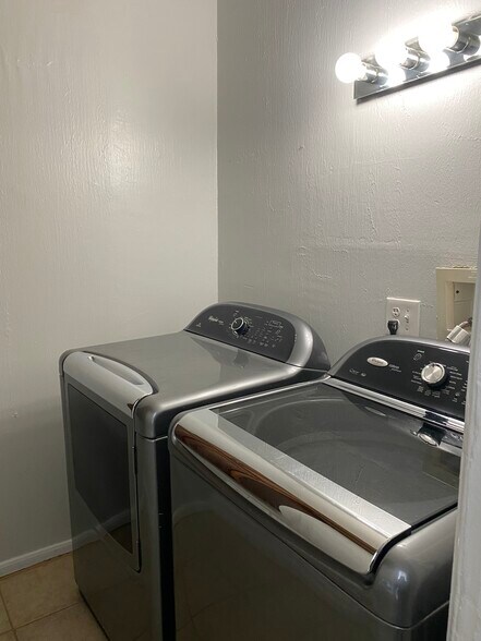 Building Photo - 213 Burns Ave