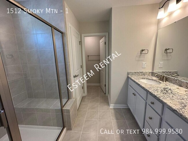 Building Photo - 1512 Smoky Mountains St