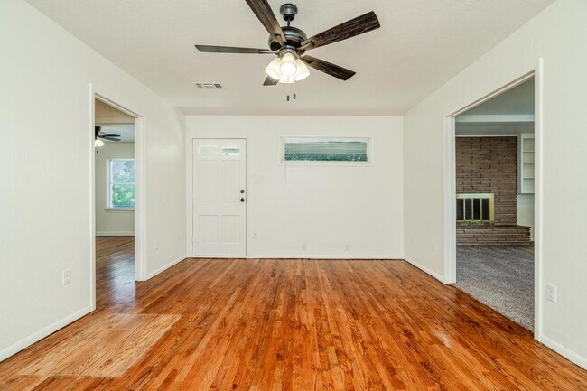 Building Photo - Super nice 5 Bedroom 3 bath property for r...