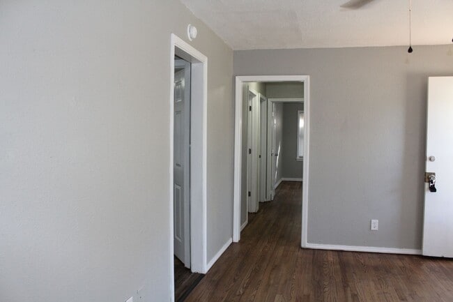 Building Photo - 3 bedrooms with appliances!