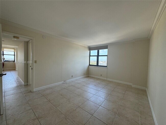 Building Photo - 2555 Collins Ave