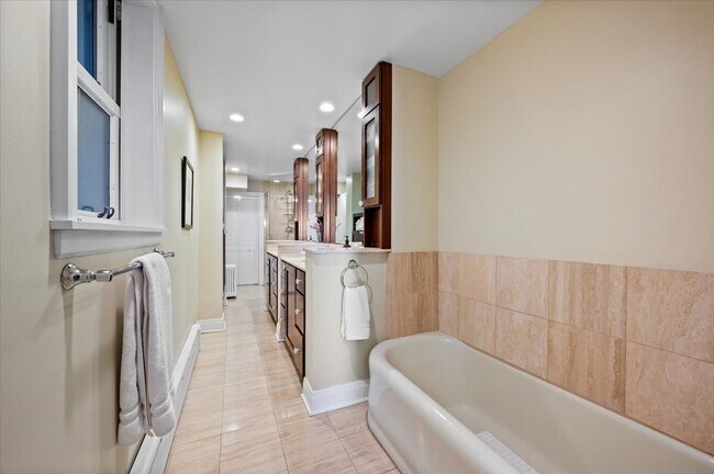 Building Photo - 2130 N Lincoln Park W