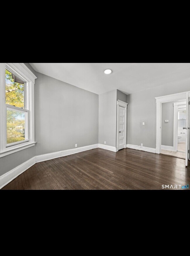 Building Photo - 362 Sigourney St