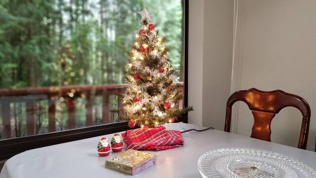 Building Photo - 1881 Cliff Rd