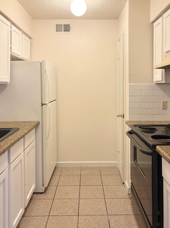 Building Photo - Move-In Ready Condo with Pool, Fireplace i...