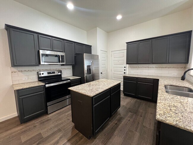 Building Photo - Luxury 3/2 duplex in NBTX
