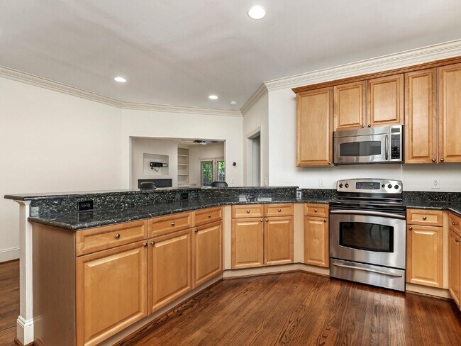 Building Photo - Super cute bungalow in Chantilly with rocking chair front porch!