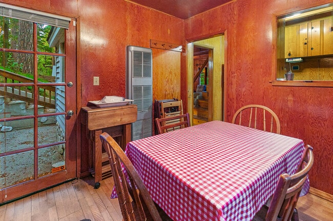 Building Photo - 647 W Victoria Ct