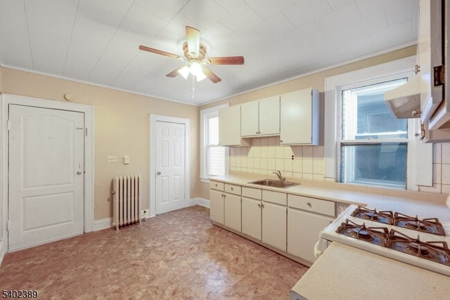 Building Photo - 525 Maple Ave