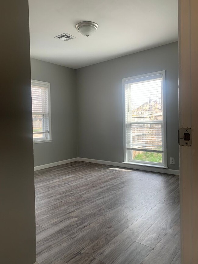 Building Photo - Charming Two Bedroom Downtown Springdale -