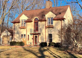 Building Photo - Large 3 Bedroom Home!