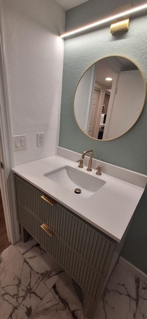 Building Photo - Luxurious 2-Bed, 2-Bath Condo with Spectacular Views and Designer Upgrades in Kirkland!!