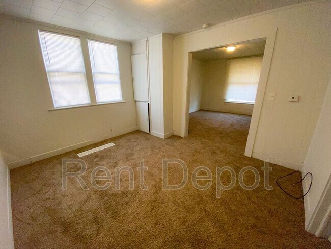 Building Photo - 433 S Evans Ave