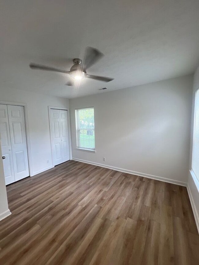 Building Photo - 3415 River Park Dr