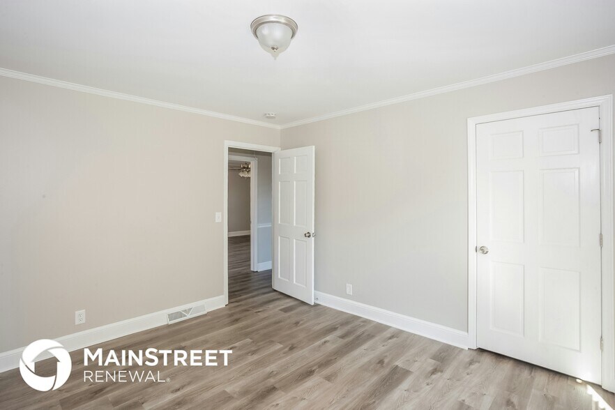 Building Photo - 2118 Deepwood Pl