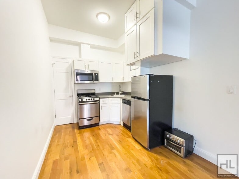 Building Photo - WYCKOFF AVENUE / Spacious 2-Bed 1 Bath / B...