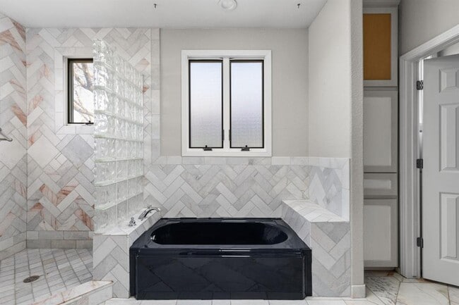 Building Photo - 2203 Lindell Ave