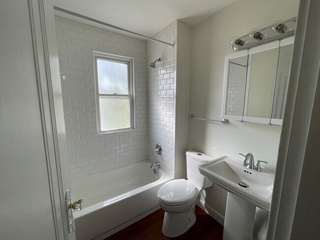 Upstairs Bathroom - 1343 Northwest Blvd