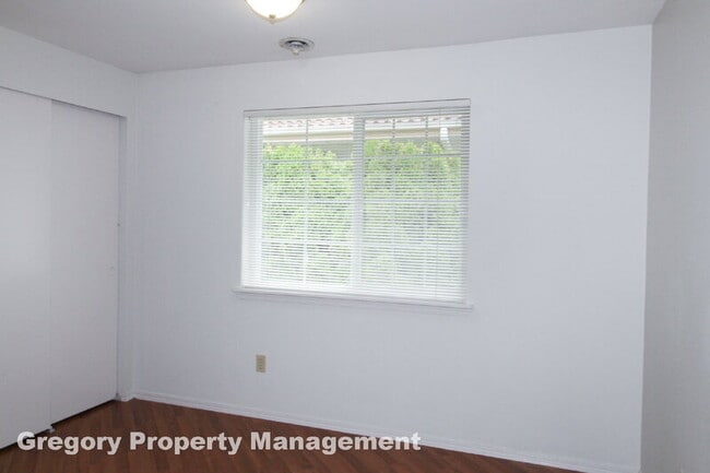 Building Photo - 2000 Village Green Dr