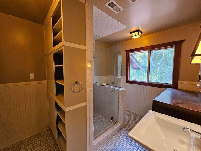 Building Photo - Stunning 5 Bed 3 Bath Naglee Park Home With Scenic Views