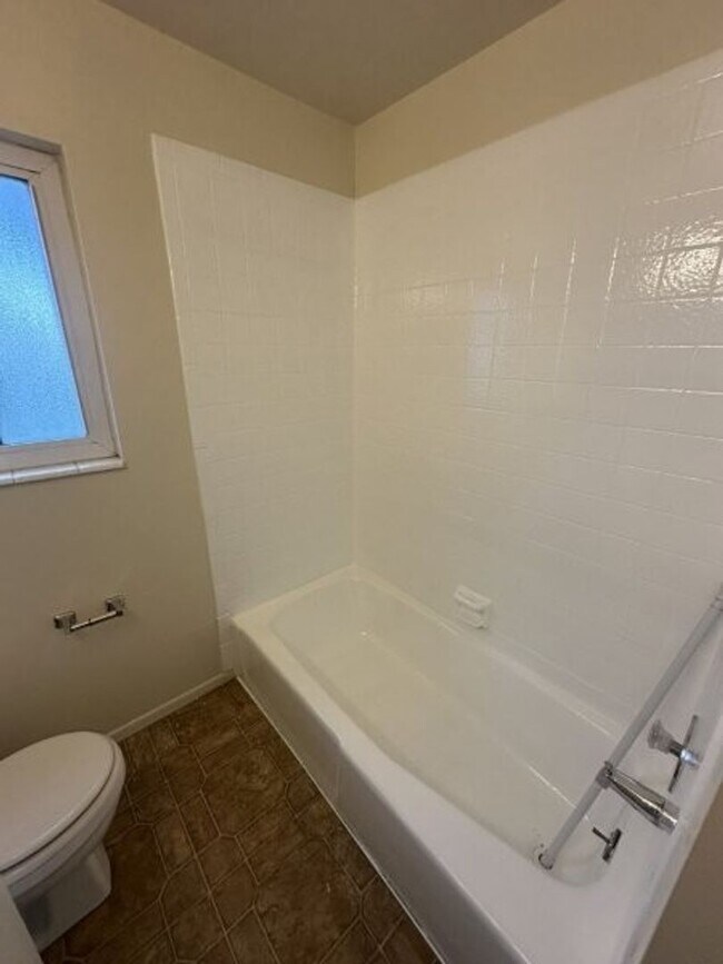 Building Photo - 700 700 W