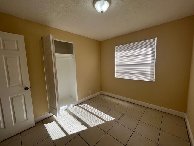 Building Photo - 4/2 Home for rent, all tile floors, central ac.