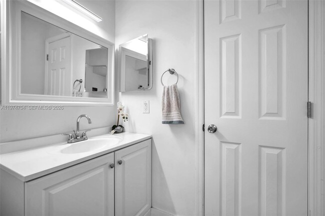 Building Photo - 9431 Live Oak Pl