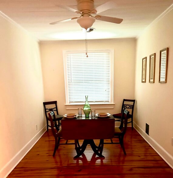 Dining area - 345 E 13th St