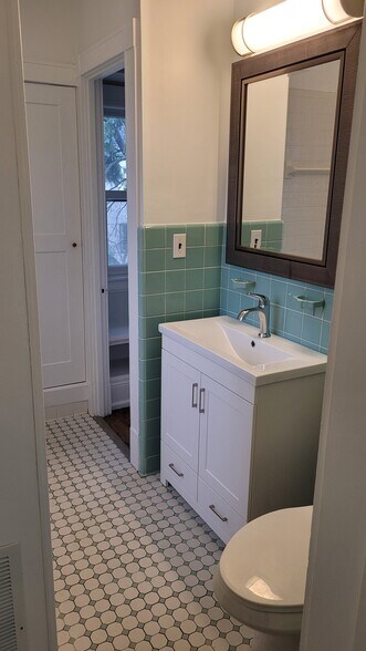 Building Photo - 516 Fountain St NE