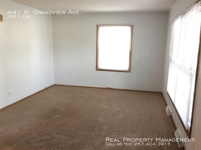 Building Photo - 3 Bedroom 1.5 Bathroom Updated Side by Side!