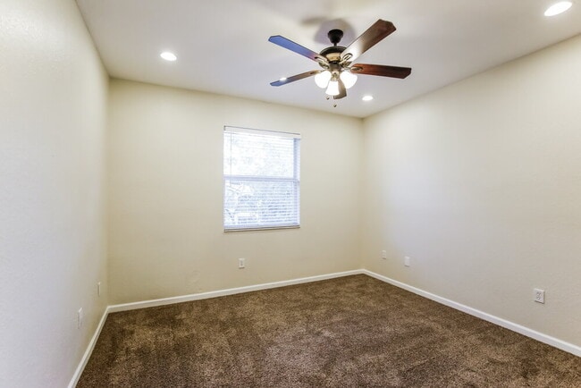 Building Photo - 2423 NW 31st Ct