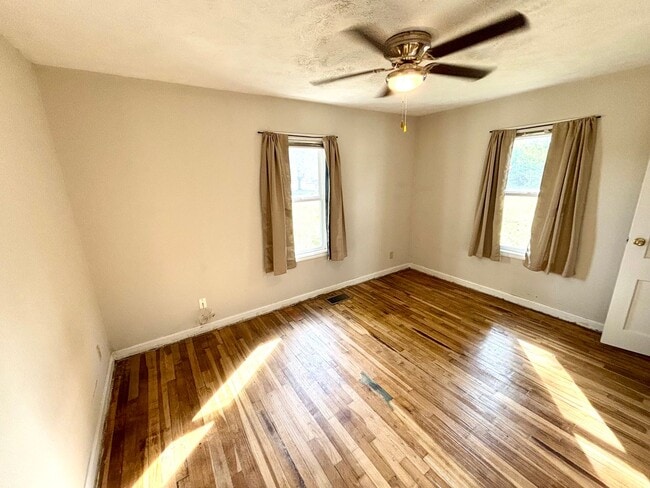 Building Photo - 2 Bedroom, 1 Bath Home - North Side Location