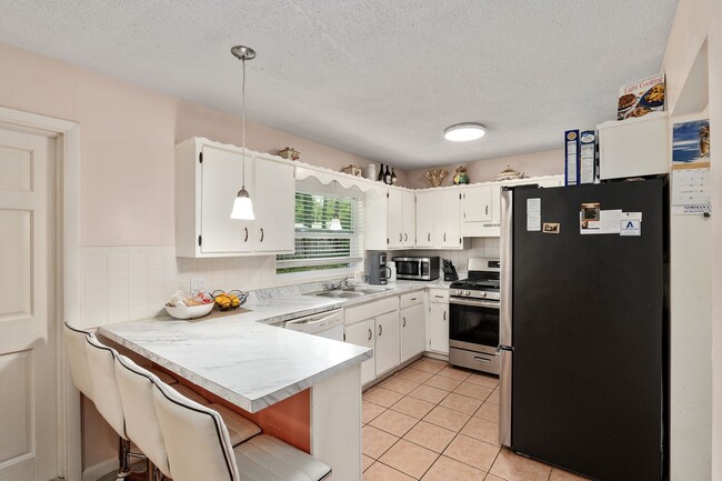 Building Photo - Beautiful 4/3 home With Attached Mother In...