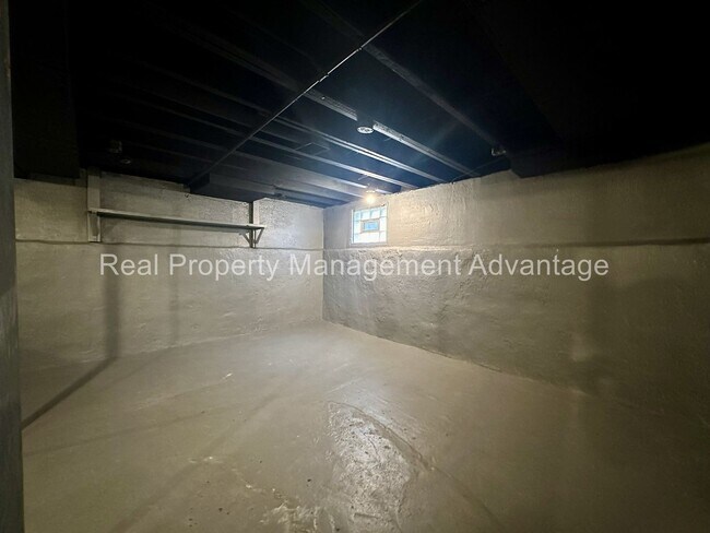 Building Photo - 2 Bedroom Open Floorplan Steps from Downtown Royal Oak!