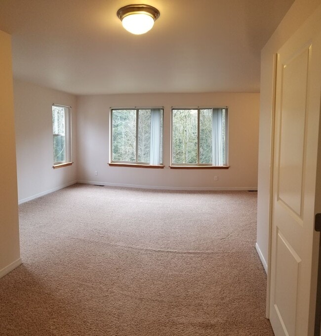 Building Photo - Spacious Two-Story in Port Orchard