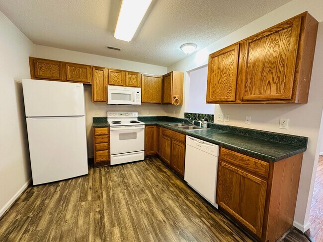 Building Photo - 2BR Condo with Garage | Vaulted Ceilings | Real Hardwood Floors | Gas Fireplace | Near UT & Downt...