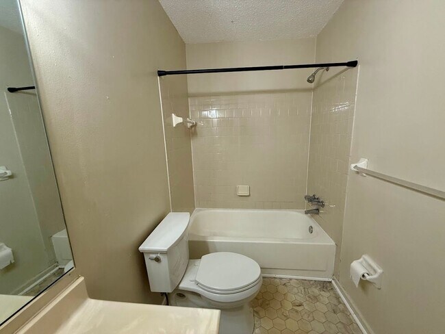 Building Photo - Stunning 3-bedroom Townhome in Heart of Vi...