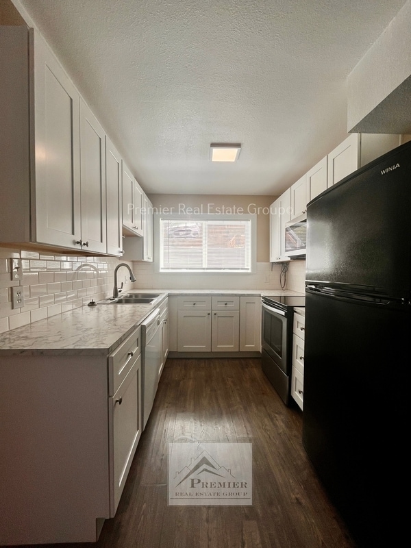 Building Photo - 2425 W Platte Ave
