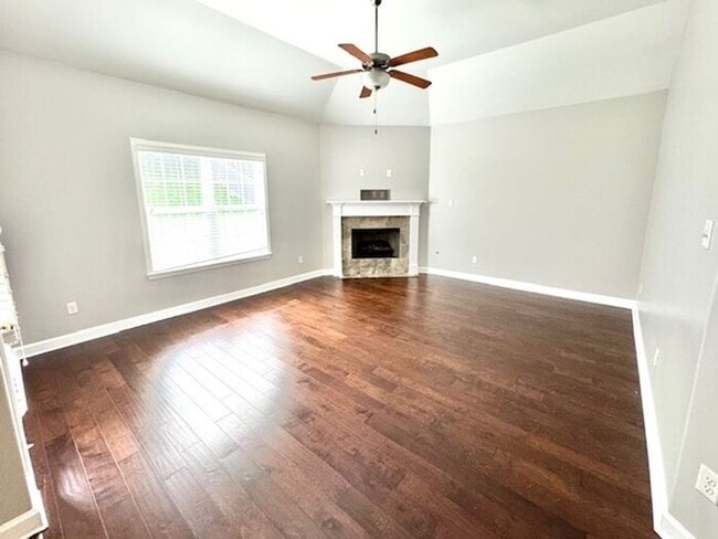 Building Photo - Spacious 4 Bedroom 3 Bath Home In Southeast
