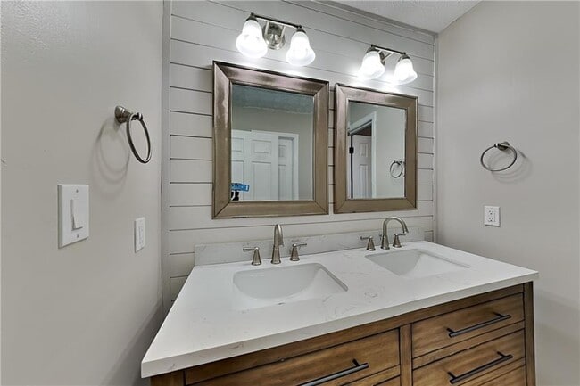 Building Photo - 1318 Shiloh Trail E Northwest